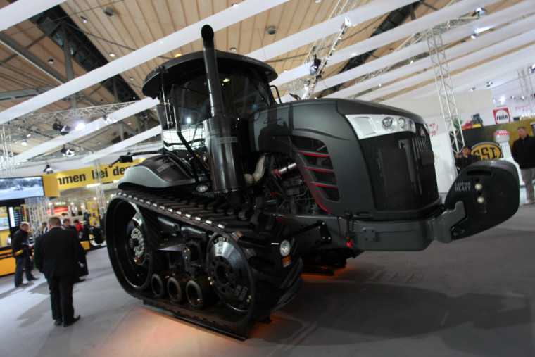 Агритехника 2013: Черни трактори представиха Valtra, Challenger и CASE IH