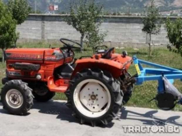Трактор без рол-бар затисна мъж в Благоеградско