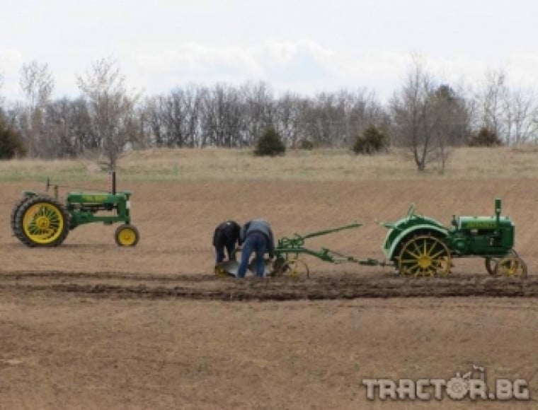 Състезание с дву-цилиндрови ретро трактори си спретнаха американци от тракторен клуб
