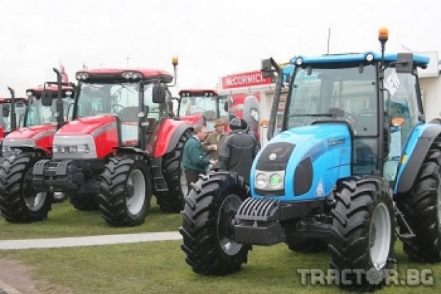 Argo се концентира основно в производството на трактори. Корпорацията AGCO взима Laverda
