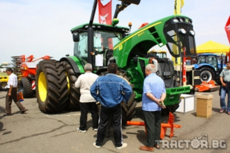 Мегатрон представи за първи път в България тракторите John Deere 8R