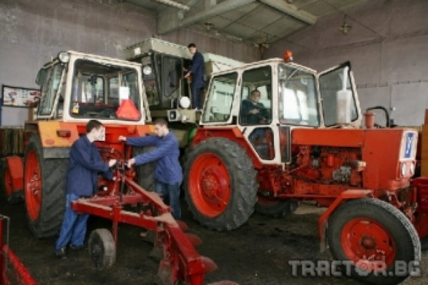 Млади механизатори ще мерят сили при управлението на трактор ЮМЗ-6Л