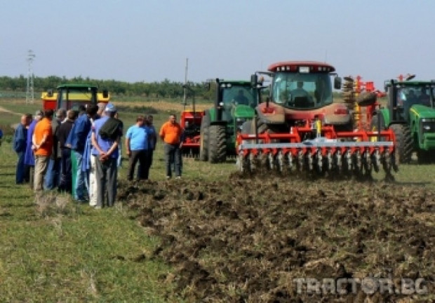 Трактори Valtra и прикачен инвентар демонстрира Булагро в южна и северна България