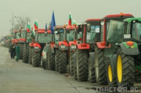Десетки трактори с протестиращи фермери тръгнаха към София