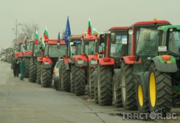 Десетки трактори с протестиращи фермери тръгнаха към София