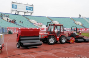 Нова техника за поддръжка на тревните площи за Националния стадион Васил Левски
