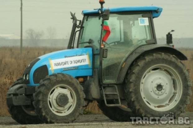 Земеделски производители тръгват с машини на протест