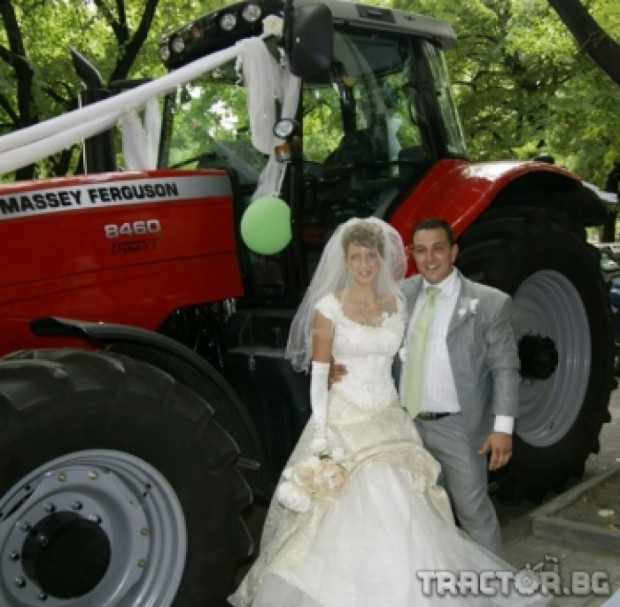На сватба с червен лъскав трактор, вместо с кола