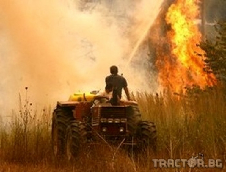 В Гърция трактори с пръскачки станаха пожарни