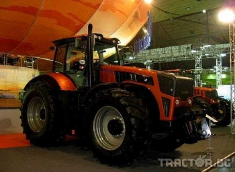 Пуснаха нов модел трактор Кировец 3000 с бордкомпютър