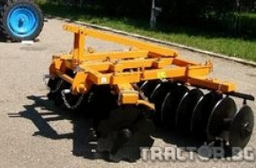 Трактористи дисковаха асфалтов път в Търновско