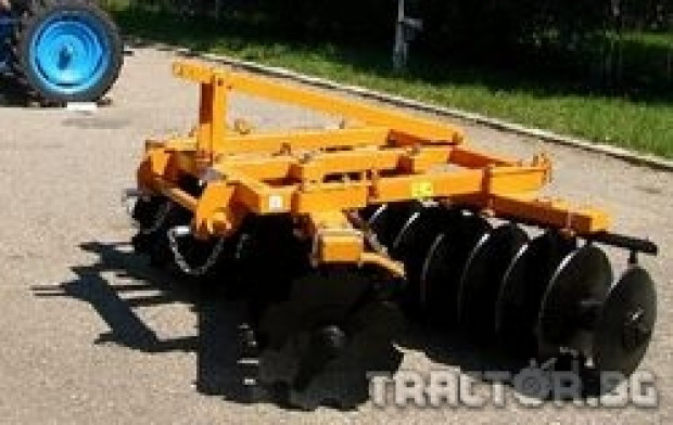 Трактористи дисковаха асфалтов път в Търновско