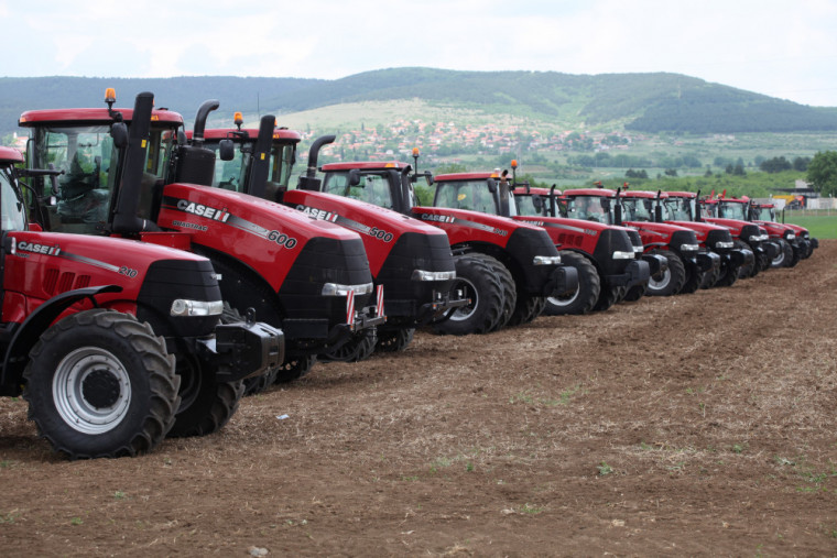 John Deere и CASE IH са най-продаваните трактори в България през 2013