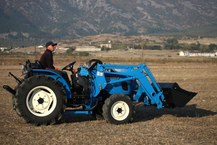 Сатнет Карлово разшири гамата компактни трактори LS с новата серия R (ВИДЕО)