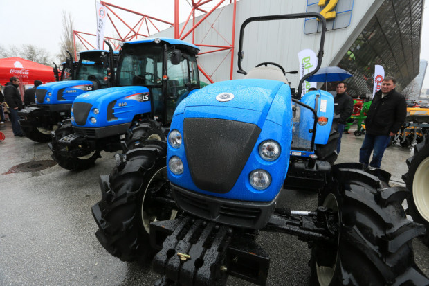 Тракторите LS бързо печелят доверието на българските фермери (ВИДЕО)