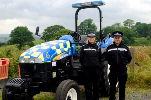Полицаи в Уелс патрулират с трактор New Holland TD 5040 