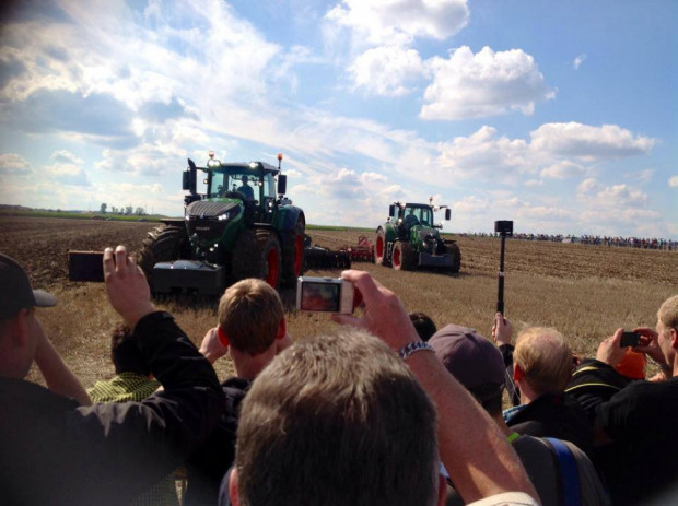 Fendt показа най-мощния си трактор Fendt 1000 Vario на открит ден в полето (СНИМКИ)