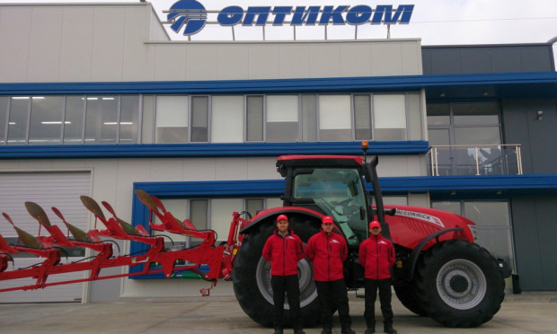 Оптиком провежда тест-драйв на трактори McCormick в стопанства от цяла България