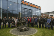 Фермери на посещение в заводите на Amazone в Германия