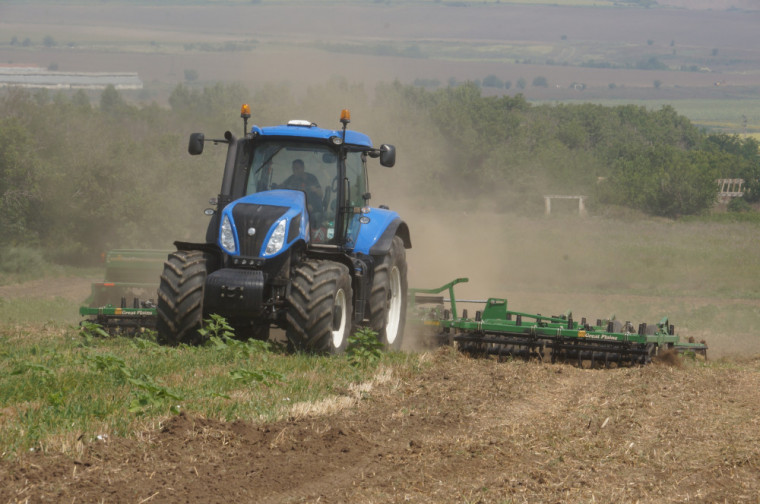 John Deere и New Holland са най-продаваните трактори в България за 2014-та