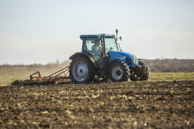ДФЗ приема проекти за земеделска техника от днес - 14 април 