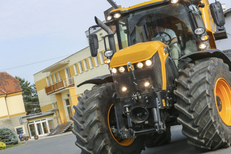 JCB представи новата серия трактори Fastrac 4000 на презентация край Прага (ВИДЕО)