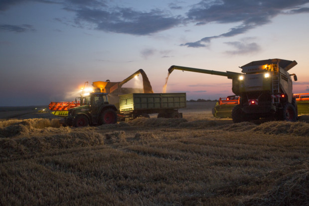 Георги Златев: С комбайн Lexion TerraTrac ожънахме 7 000 дка пшеница за три дни! (ВИДЕО)