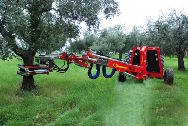 СД Драганови пуска на пазара италиански машини за бране на овощни дръвчета