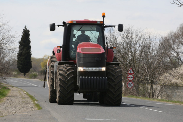 Заради безопасността на трафика по празниците, ограничават движението на трактори