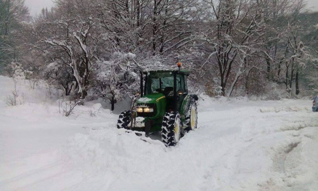 И тази година селскостопански трактори се включиха в снегопочистването