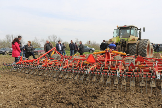 Универсал НВГ показа на полето земеделска техника за сезон Пролет 2016 (СНИМКИ)