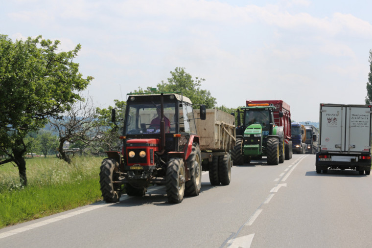 Годишна такса и конвой за движение на земеделската техника, иска МРРБ