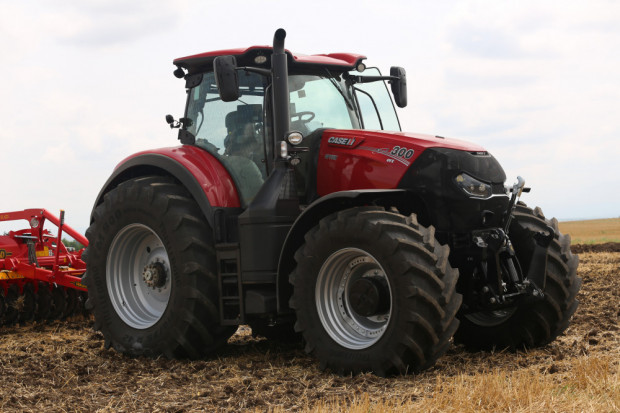 Тайтън Машинъри представи новите гумено-верижни трактори CASE пред земеделци (ВИДЕО)