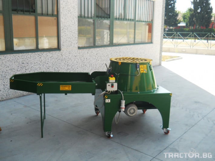 Машини за лозя / овошки Електрическа машина за отстраняване на зелената обвивка на орехи CHIANCHIA 1 - Трактор БГ