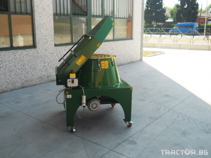 Машини за лозя / овошки Електрическа машина за отстраняване на зелената обвивка на орехи CHIANCHIA 2 - Трактор БГ