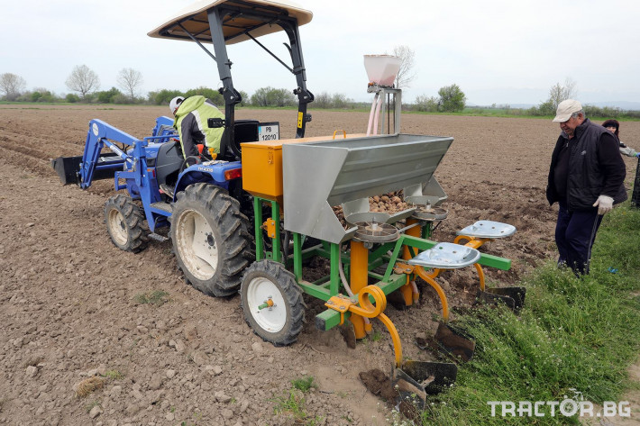 Машини за зеленчуци Двуредов картофосадач с торовнасяне за рътен картоф 3 - Трактор БГ