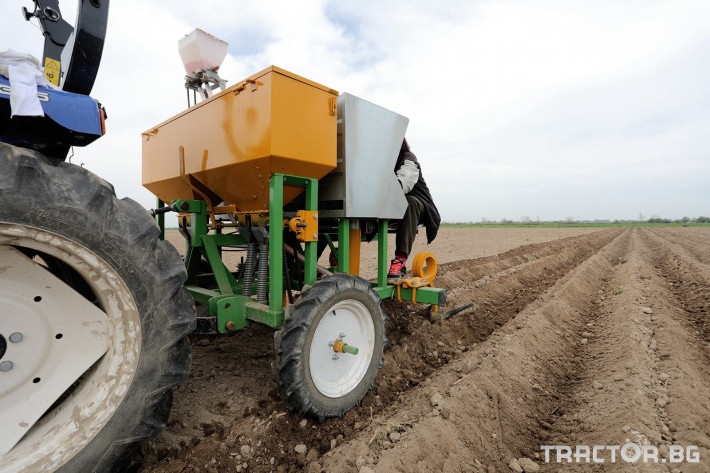 Машини за зеленчуци Двуредов картофосадач с торовнасяне за рътен картоф 2 - Трактор БГ