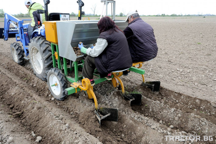 Машини за зеленчуци Двуредов картофосадач с торовнасяне за рътен картоф 0 - Трактор БГ