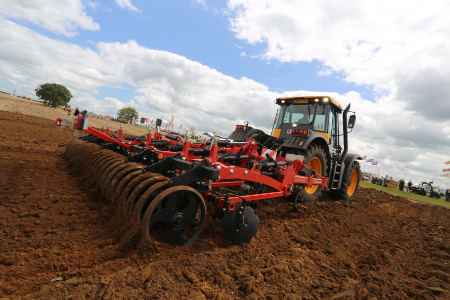 JCB показа най-новите трактори и товарачи на изложението CEREALS 2014