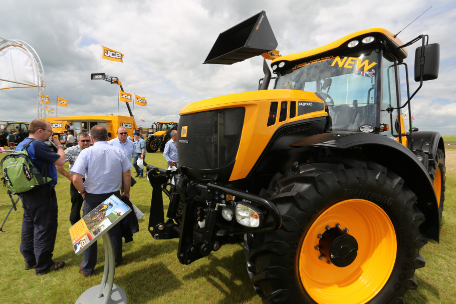 JCB показа най-новите трактори и товарачи на изложението CEREALS 2014