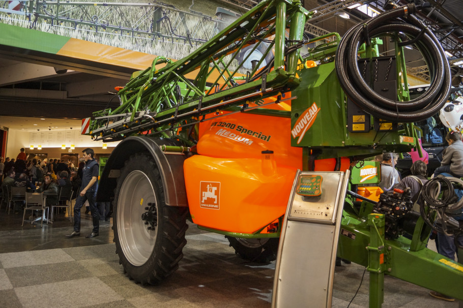 Редица иновации показаха лидерите в производството на селскостопанска техника на SIMA 2015