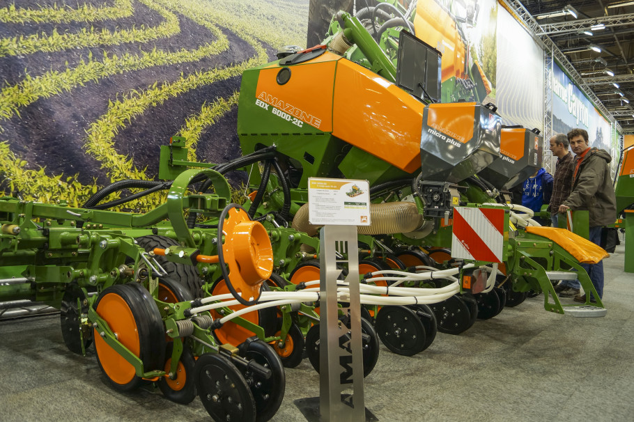 Редица иновации показаха лидерите в производството на селскостопанска техника на SIMA 2015