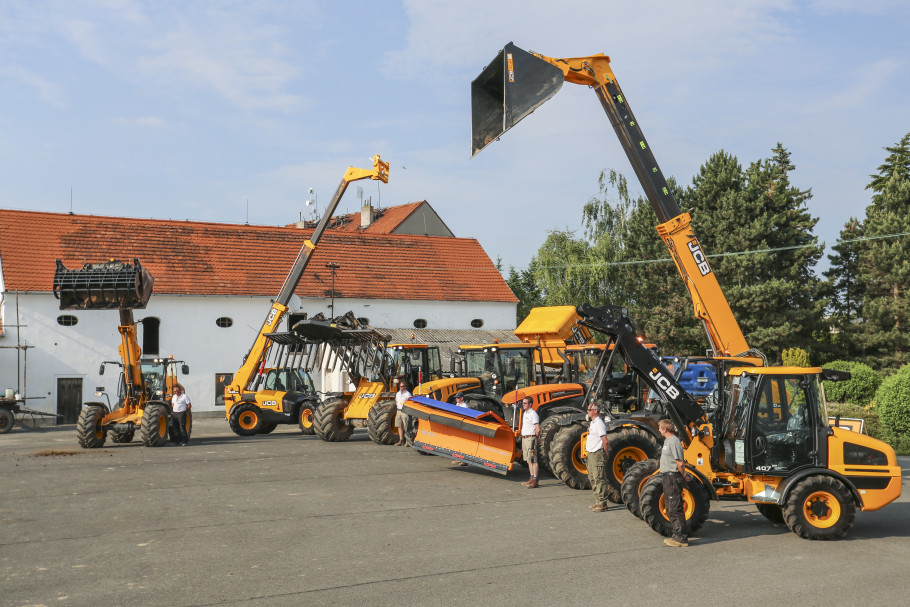 JCB представи нови серии машини на презентация край Прага