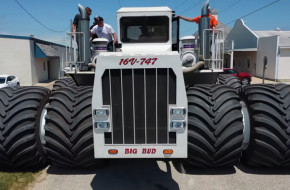 Нови 2-метрови гуми за най-големия трактор в света
